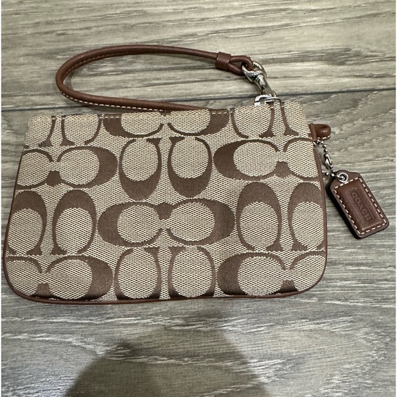 Coach Handbags - 👜👜Vintage Coach Wristlet - Signature C Print Pattern
